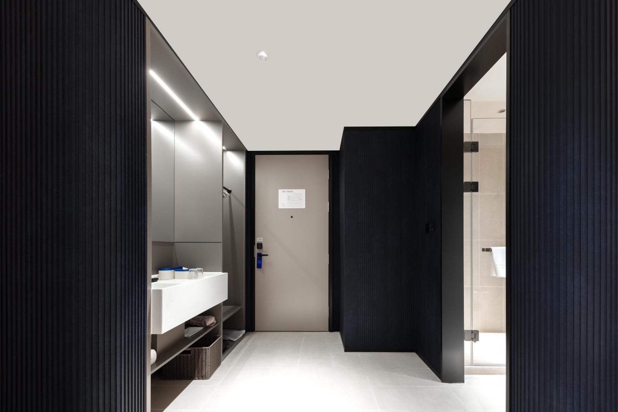 Atour Light Bund People's Square-freemini Bar And Free Night Snacks Hotel 4*
