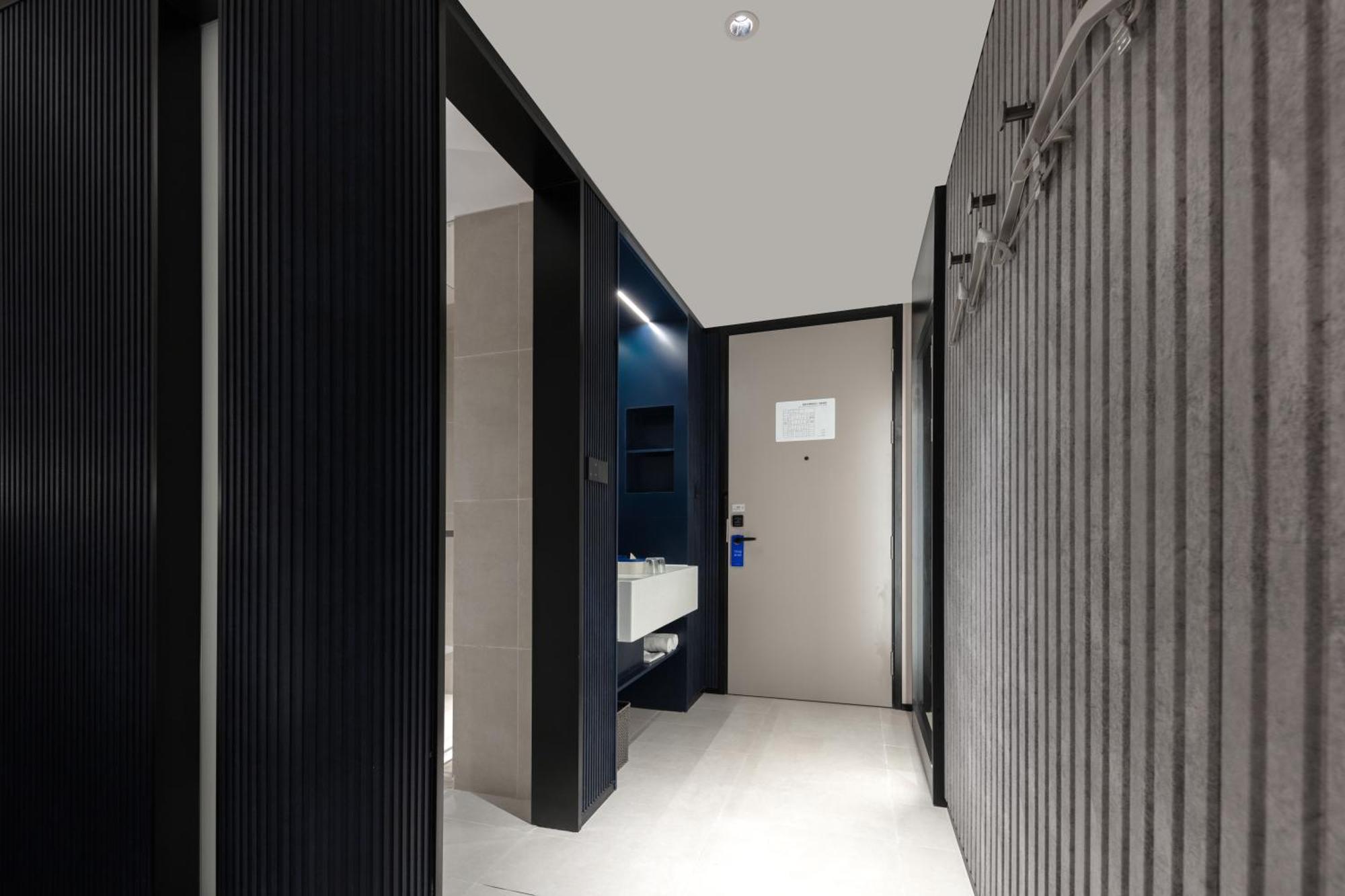Atour Light Bund People's Square-freemini Bar And Free Night Snacks Hotel