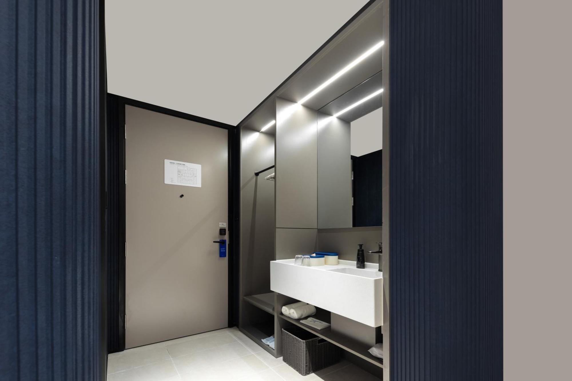 Atour Light Bund People's Square-freemini Bar And Free Night Snacks Hotel 4*